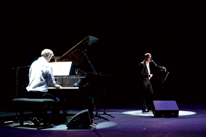 2011n ezagutu zuten elkar Wim Mertens piano jotzaileak eta Kirmen Uribe idazleak.