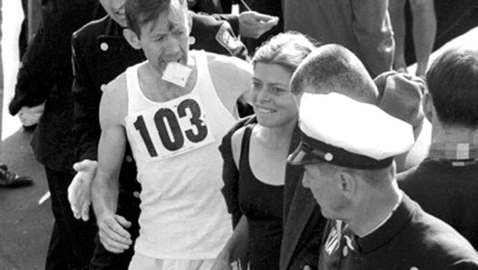 Goian, Bobbi Gibb 1966ko Bostongo maratoia bukatu ondoren, soinean zenbakirik ez duela. Azpian, Kathrine Switzer 261. dortsalarekin, Jock Semple epailea atzean duela, eta Tom Miller 