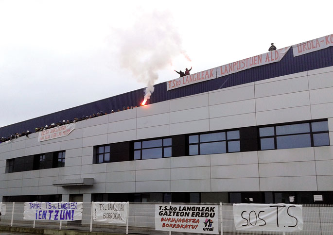 Langileek enpresaren teilatu gainean aldarrikatu zituzten euren eskaerak.