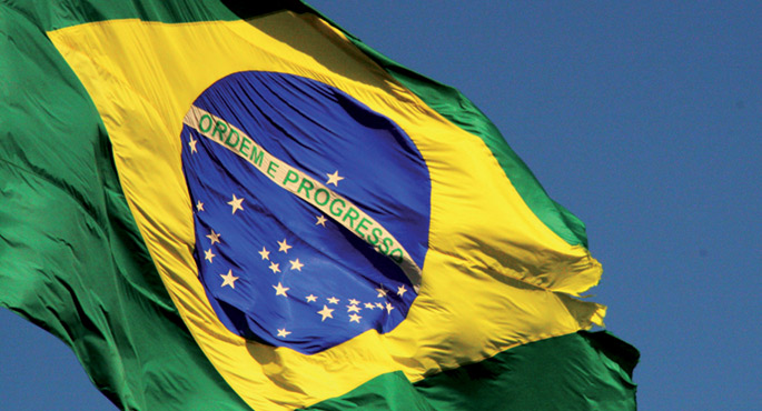 Kolore gorriak eman zion Brasili izena, baina horren arrastorik ez dago Brasilgo banderan.