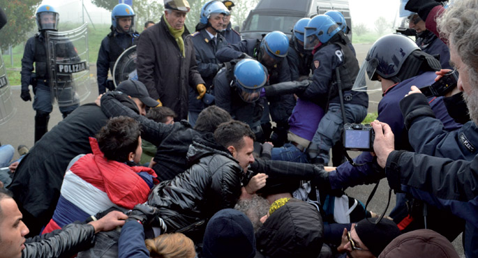 Italiako Piacenzan, Ikeako langileak altzari-dendako ataria blokeatzen ari diren bitartean, poliziak haien aurka oldartu dira. Piacenzako saltokian, azpikontrataturiko CGS enpresak hamabi lagun kaleratu zituela-eta hasitako protesta Ikearen Italia osoko d