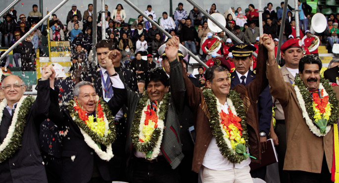 Boliviako Evo Morales, Ekuadorreko Rafael Correa eta Venezuelako NicolÃ¡s Maduro, Santa Cruz hirian G77+Txinak burutu biltzarraren azken ekitaldian. Castrok dei egin zuen Venezuela nazioarteko kapitalismoaren erasoetatik defenditzera: 