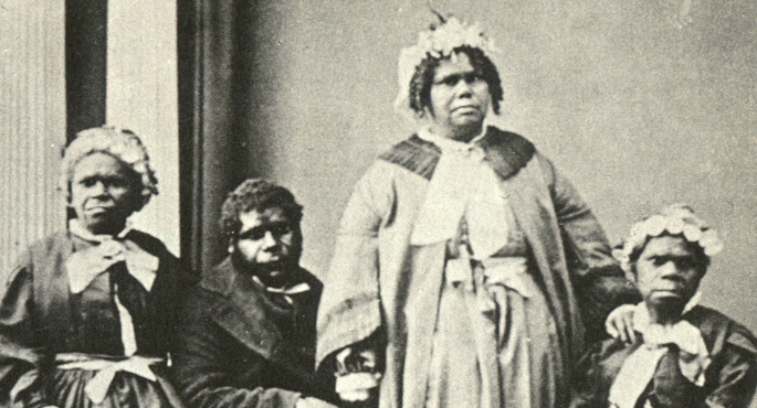Azken lau tasmaniarrak 1850eko hamarkadan. Eskuinean eserita dagoena Truganini da, hiltzen azkena (1876). XIX. mendearen hasieran 5.000 aborijen inguru bizi ziren uhartean, baina gobernu britainiarrak baimendutako giza ehizaren ondoren desagertu 
egin zi