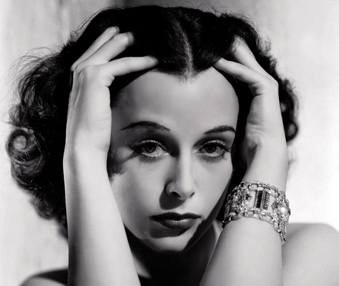 Hedy Lamarr (1914-2000) aktore eta telekomunikazio ingeniariak esan zuen: “Edozein neskak izan dezake glamourra. Geldirik geratu eta inozo itxurak egin besterik ez du”. Berak glamourra nahi beste zeukan, baina geldia eta inozoa ez zen, inolaz ere.