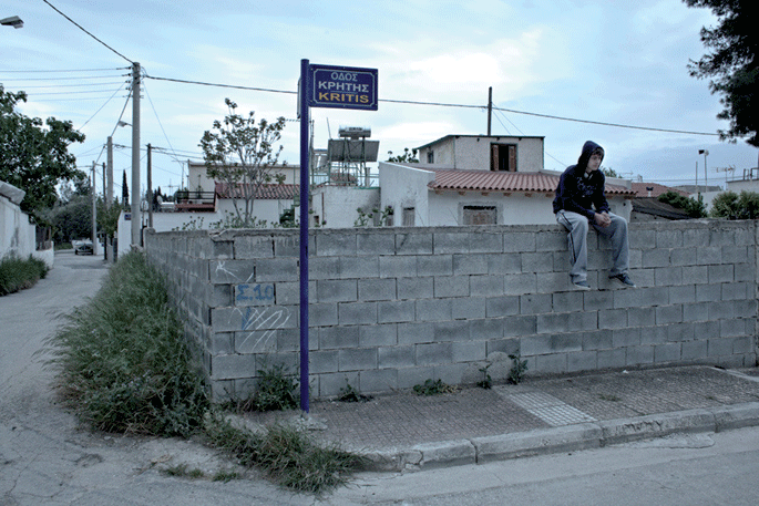 Irudi hau da Dimitris Michalakisek bere blogean eta Vice hedabidean iazko maiatzean ipinitako “Four Years of Austerity in 40 Pictures“ (Lau urteko murrizketak 40 argazkitan) bildumako bat, gordinen artean bigunenetako bat: gazte langabetu bat harresian es