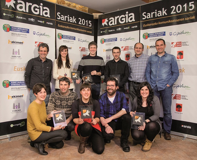 Ezker-eskuin, goitik behera: Gartzen Garaio (Aiaraldea), Nagore Uriarte (IDEMtitateak), Xabier Sagardia (Entzun!), Titto Betbedere (Euskal Irratiak), Iñigo Martinez (Entzun!), Angel Oiarbide eta Ainhoa Mendibil (Gure Esku Dago), Jose Luis Aizpuru (Euskal 