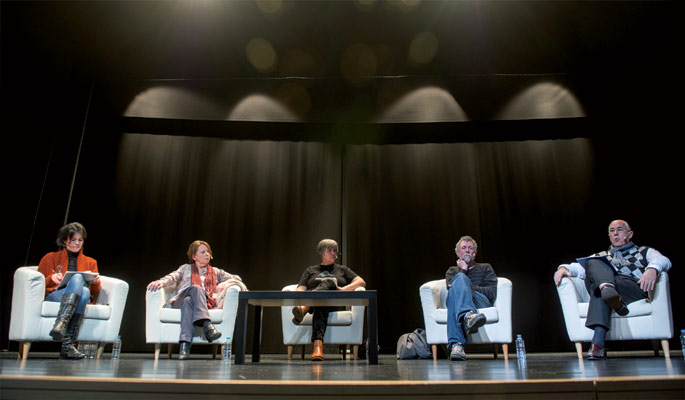 Ezkerretik eskuinera: Aitziber Blanco (moderatzailea), Cristina Sagarzazu, Belen Zabala, Fermin Urtizberea eta Jose Miguel Gómez Elosegui.