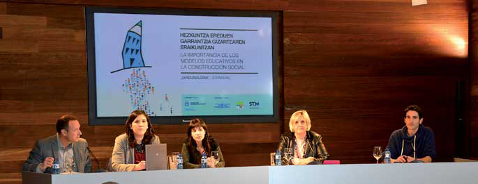 Juanjo Agirrezabala (EH-Bildu), Jone Berriozabal (EAJ), Naiara Sampedro Donostiako Hezkuntza zinegotzia, Maria Luisa Garcia (PSE) eta Mikel Garcia moderatzailea, 