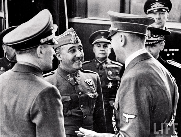 Francisco Franco Adolf Hitlerrekin Hendaian, 1940ko urrian. Urte horren hasieran Francok beste austriar batekin egin zuen topo, eta hark erregaia erraz ekoizteko metodoa oparituko ziola sinestarazi zion diktadoreari.