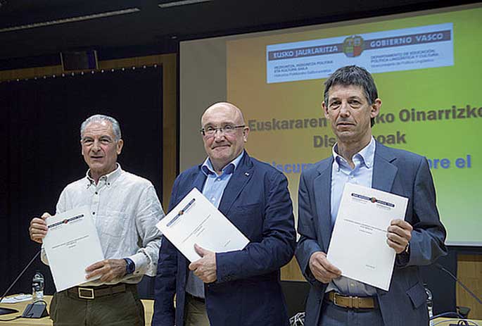 Ezkerretik eskuinera, Iñaki Martinez de Luna, EGOD egitasmoaren zuzendaria, Patxi Baztarrika HPSko sailburuordea eta Xabier Erize EGODeko lantaldeko kidea.