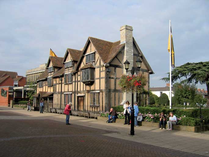 Shakespeareren etxea, Stratford-upon-Avon-en. Etxeko lorategian hainbat pipa zati aurkitu zituzten, eta horietako lautan, kalamu arrastoak.