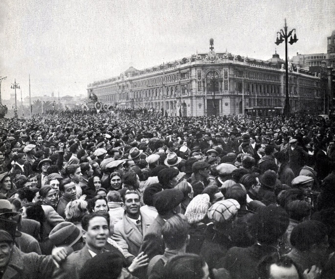 1936ko otsailean 
Fronte  Popularrak hauteskundeak irabazi ondorengo manifestazio jendetsua Madrilen.
