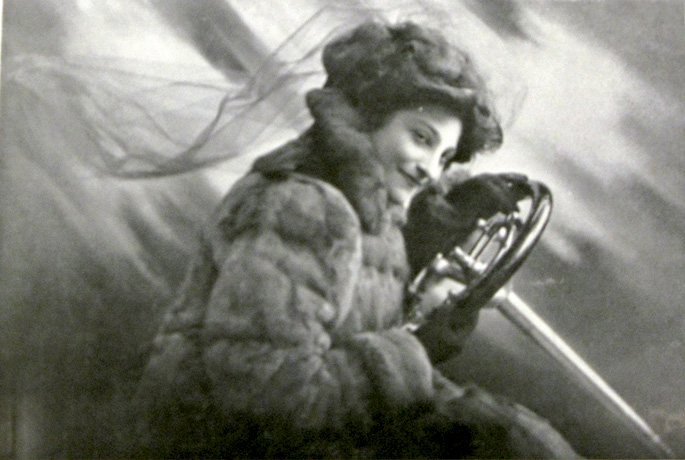 Dorothy Levittek autoa gidatzean atzera begiratzeko ispilu bat erabiltzea gomendatu zuen 1909an, baina ez zioten jaramonik egin.
