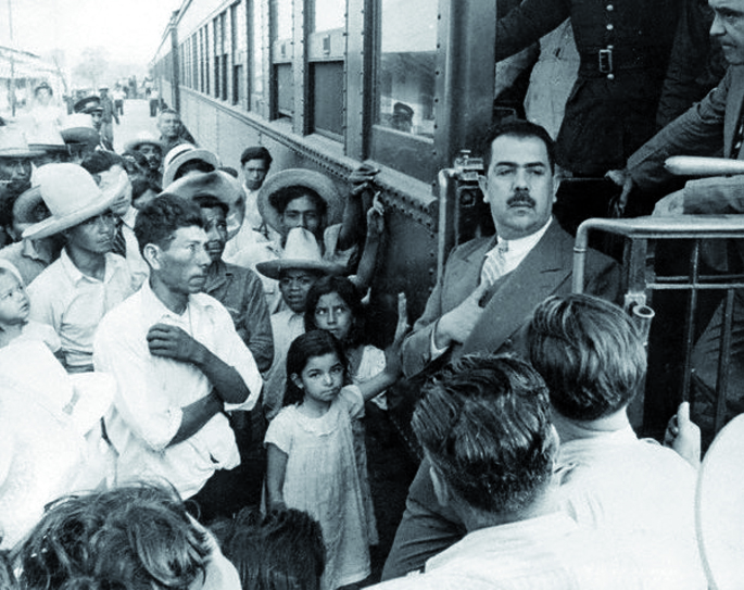 Lázaro Cárdenas presidentea 1940 inguruan nekazari mexikarren artean trenetik jaisten. Politikari aurrerazale eta ausarta, 1940an toxikomaniak legez arautu zituen, konbentziturik debekuak drogak garestitu, trafikatzaileak aberastu eta estatua usteltzea be