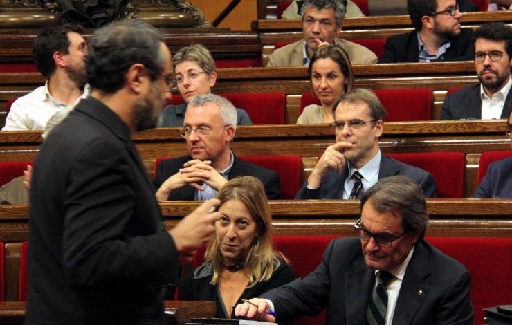 Antonio Baños CUPeko diputatua Artur Mas jarduneko lehendakariari zuzenduz Kataluniako Legebiltzarrean.