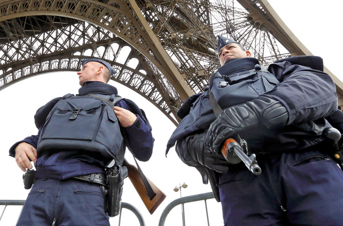 Reuters agentziak banatutako argazkian, polizia frantsesak Eiffel dorre inguruak zaintzen azaroaren 14an,  Parisko sarraskiaren biharamunean. Salbuespen egoeran dago Frantziako estatua hiru hilabeterako eta gobernuak gerrarako gastuek aurrekontuetan zeuzk