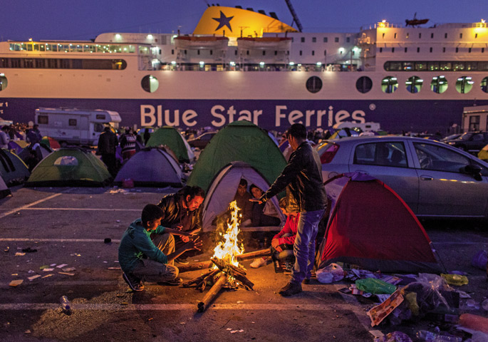 Iheslariak Greziako Lesbos irlan. Herrialde hura igarotzeko baimena lortuta, Atenasera eramango dituen ferryaren zain 
egunak igaro ditzakete portuan. Gero, Europako beste herrialdeetarainoko bidaia luzea jarraitzen dute.