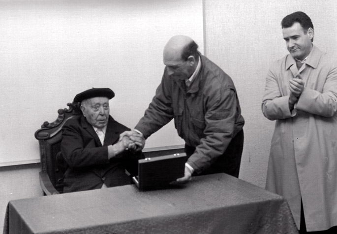 Bedita Larrakoetxea, eserita, Oñatiko Udalaren omenaldia jasotzen 1988an.