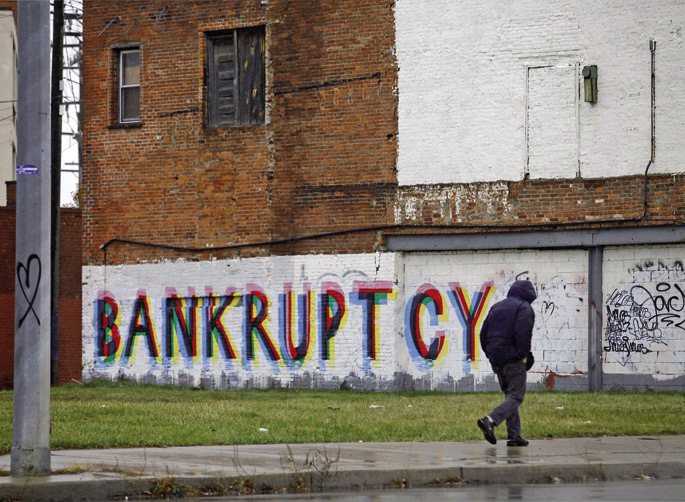 Reuters agentziarentzako Joshua Lottek egindako argazkian, Bankruptcy (kiebra) dioen grafitia AEBetako Detroiteko karrika batean. Munduko ekonomia berriro hazkundearen maldan abiarazteko –Gail Tverbergen aburuz– aurkitu beharko litzateke energia iturri be