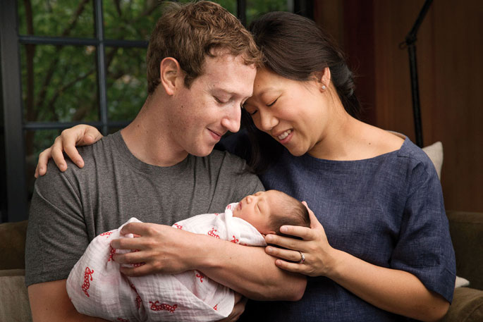 Facebook korporazioak zabaldutako argazkian, multinazionaleko nagusi Mark Zuckerberg eta Priscilla Chan beren seme Max aurkezten munduari 2015eko abenduaren 1ean. Irudi samur honekin batera zihoan Facebookeko akzioak gizadiaren aldeko ekintzetarako donatz