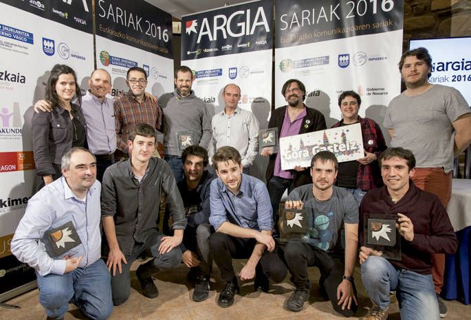 Ezkerretik eskuinera, goian: Arantxa Idieder (Goiz Berri), Joxe Arantzabal (azpitituluak.com), Joxerra Senar, Joxe Mari Goenaga (Loreak),  Iñaki Gomez (Loreak), Iban Zaldua (Gora Gasteiz!), Zuriñe Estivariz Martinez de Antoñana (Gora Gasteiz!), Battitt Cr