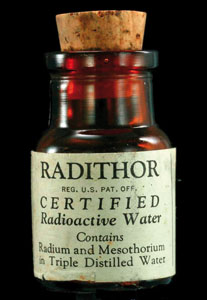 Radithor sendagai erradioaktiboaren flaskoa.