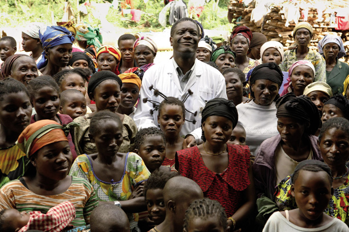 ’L’homme qui repare les femmes: La colere d’Hippocrates’ filmeko irudietako batean, Denis Mukwege ginekologoa Panziko (Kongoko ekialdea) ospitalean artatutako emakume sail baten erdian. Hasierako debekuaren ondotik, otsailean estreinatu dute dokumentala K