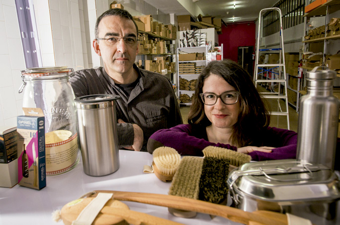 Bilbon dute denda Barrios eta De La Portek, Sinplástico kooperatibako kideek. Banatzaileek bidaltzen dizkieten produktuak aldez aurretik probatzen dituzte; hilabeteak igaro daitezke bezeroei produktua eskaini baino lehen. 