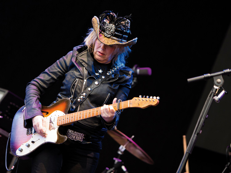 Lucinda Williams ekinean.