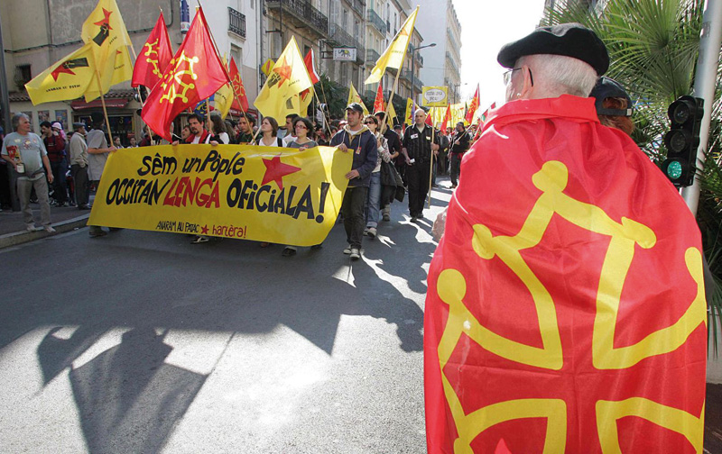 Adibidez, okzitanieraren arerio nagusia ez da ingelesa, estatu hizkuntza den frantsesa baizik. Hala ere, Xavier Vilak esango digu estatuen mespretxu jarrerak aldatzen hasiak direla: “Ez diezaiogun geure buruari ziria sartu, hizkuntza askok egoera kritikoa