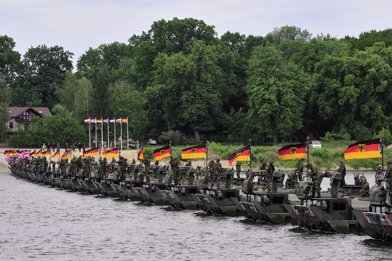 Marem Dembskik Wprost webgunerako egindako argazkian, NATOko tropak Polonian eta herrialde baltikoetan egindako ‘Anakonda 16’ maniobretan: zubia osatu dute bandera alemanak daramatzaten blindatu anfibioz. Putinek ariketa militarrok alderatu ditu justu due