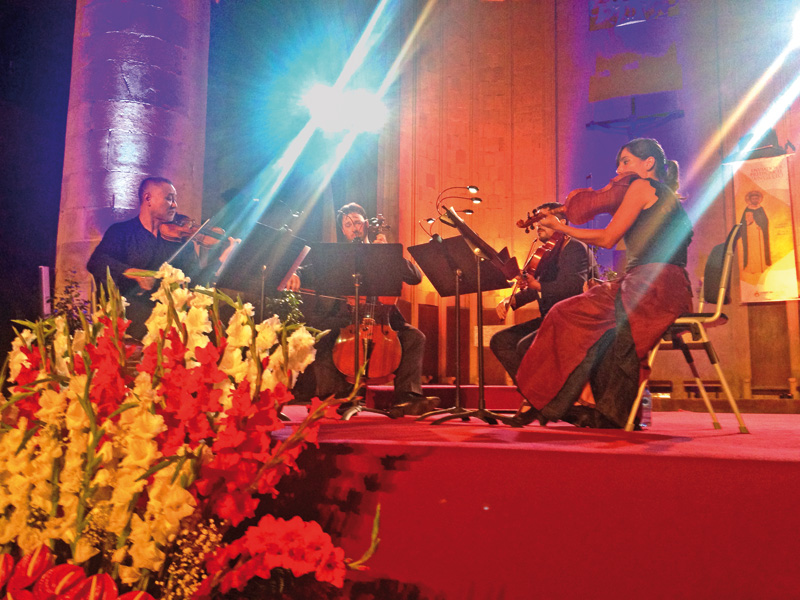 Klasizismoaren ezaugarrietara moldatutako musika tresnekin aritu ziren Hiko Kurosaki eta Miren Zeberio (biolinak), Daniel Lorenzo (biola) eta Josetxu Obregon (biola).