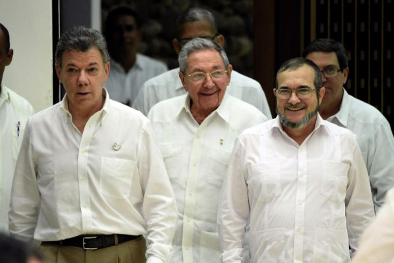 Santos eta Timochenko, Kolonbiako presidentea eta FARCeko buruzagia hurrenez hurren, Kubako presidente Raul Castrorekin batera. 