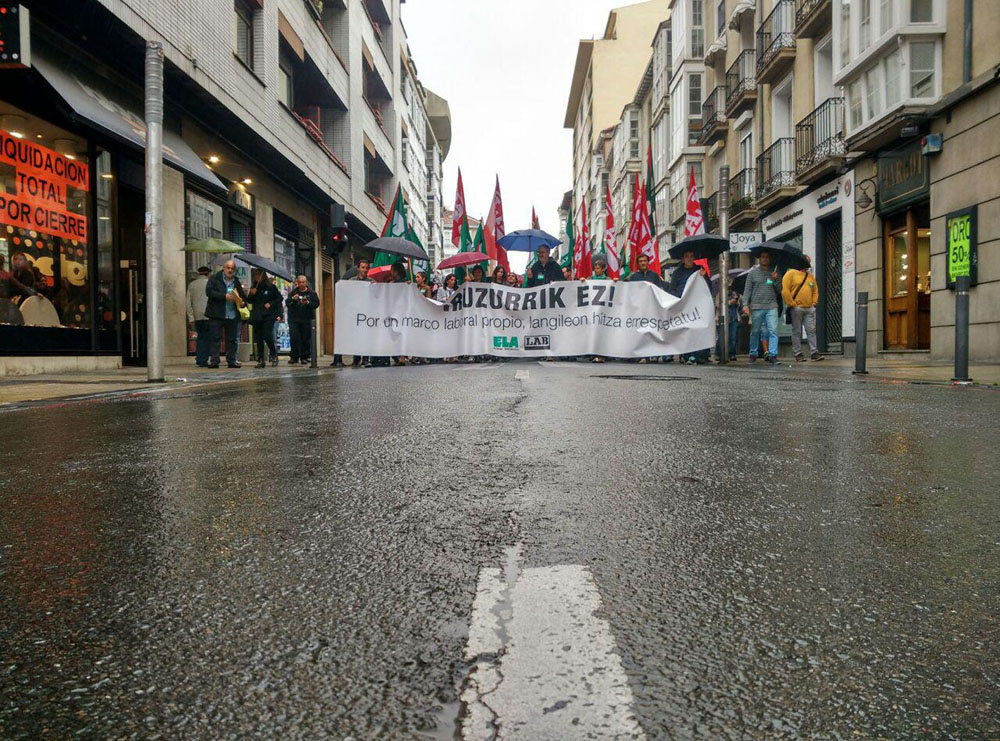 Irailaren 20an, EAEko bozak baino bost egun lehenago, manifestazioa egin zuten ELA eta LABeko milaka delegatuk Gasteizen. Negoziazio kolektiboan hauteskunde sindikalen emaitzak ez direla errespetatuko salatu zuten. 