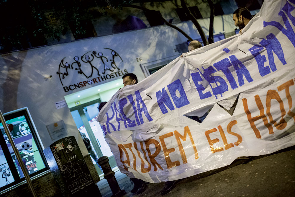 Manifestazioa Bartzelonako Gràcia auzoan hotel berriak eraikitzearen kontra. (Argazkia: Victor Serri / La Directa)