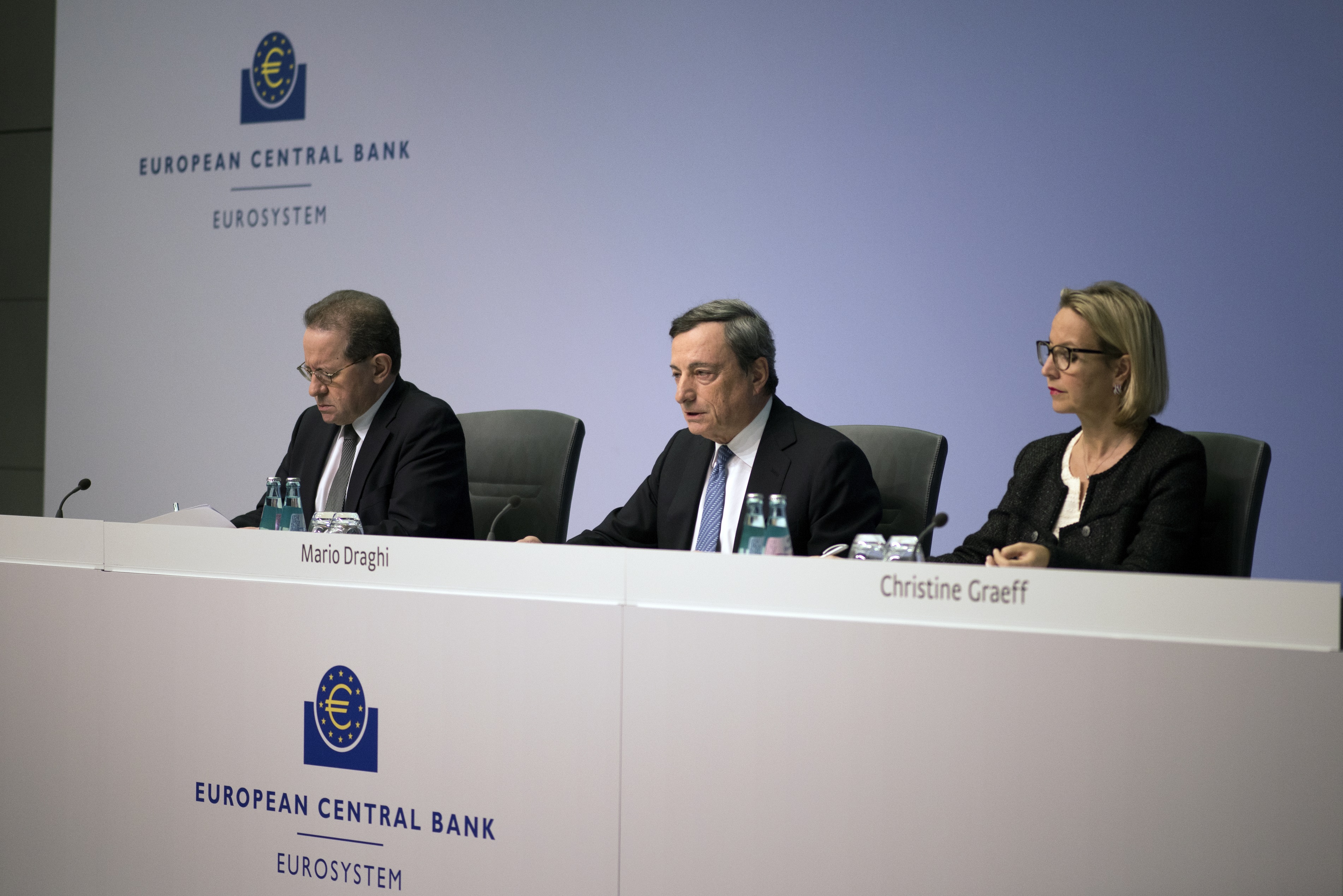 Europako Banku Zentralak banatu argazkian, Mario Draghi prentsa aurrean korporazioen zorrak erosteko planak aurkezten. Draghi da enplegu publiko eta pribatuen ate birakarietan hezitako agintarien adibide arketipikoa. Munduko Bankuaren zuzendaritzan aritua