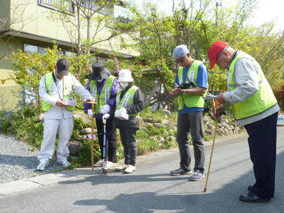 ‘Fukushima Monitoring Project’ taldeak Facebooken daukan orritik hartutako argazkian, taldeko aktibista zaharrak Minamisomako kale batean erradioaktibitatea kontrolatzen. Ezkerrekoak lurzorutik metro batera irradiazioek ematen duten kopurua neurtzen ari d