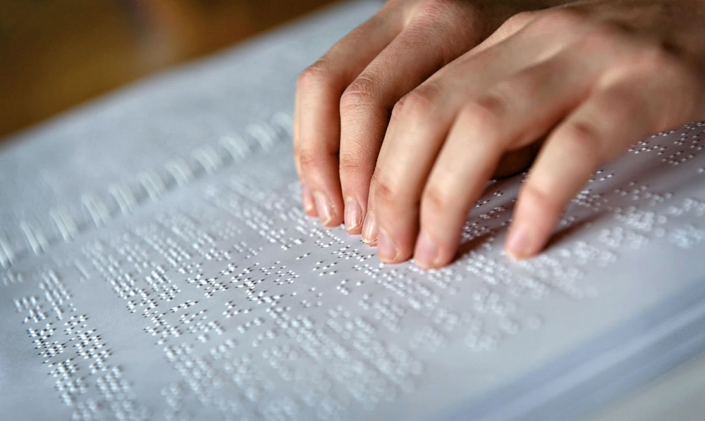 Louis Braillek itsuek idazteko eta irakurtzeko sistema bat asmatu zuen, soldaduek erabili ohi zuten kode batean oinarrituta. Baina sistema ez zen Braille hil eta gero arte zabalduko.