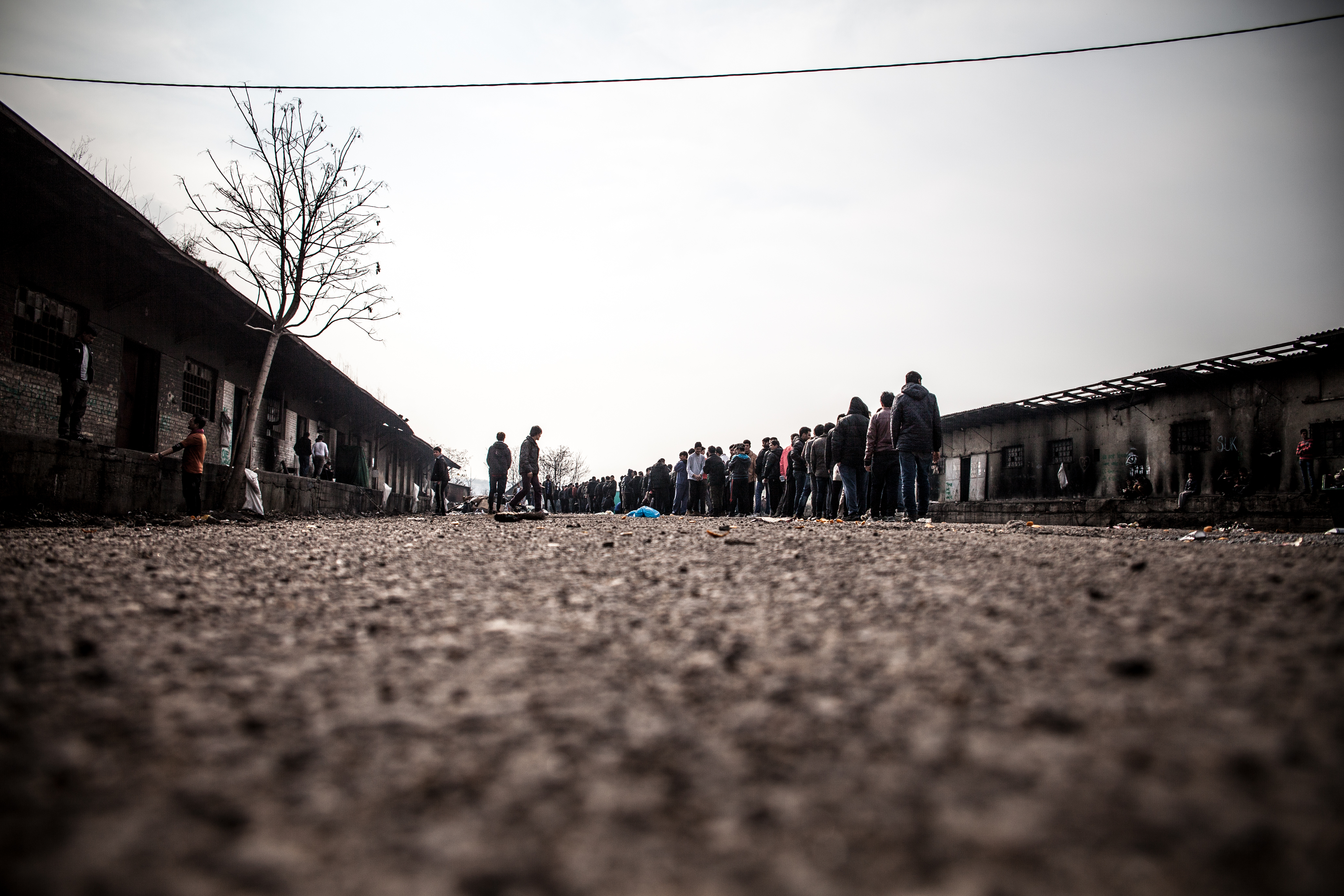 Ehunka pertsona ilara luzeetan egunero ikusten dira Belgradeko barrakoietan bolondres gutxi batzuek prestatutako afari beroa eta tea hartzeko. Horietako batzuek motxila beltza izaten dute bizkarrean, afaldu ondoren mugara joango diren seinale.