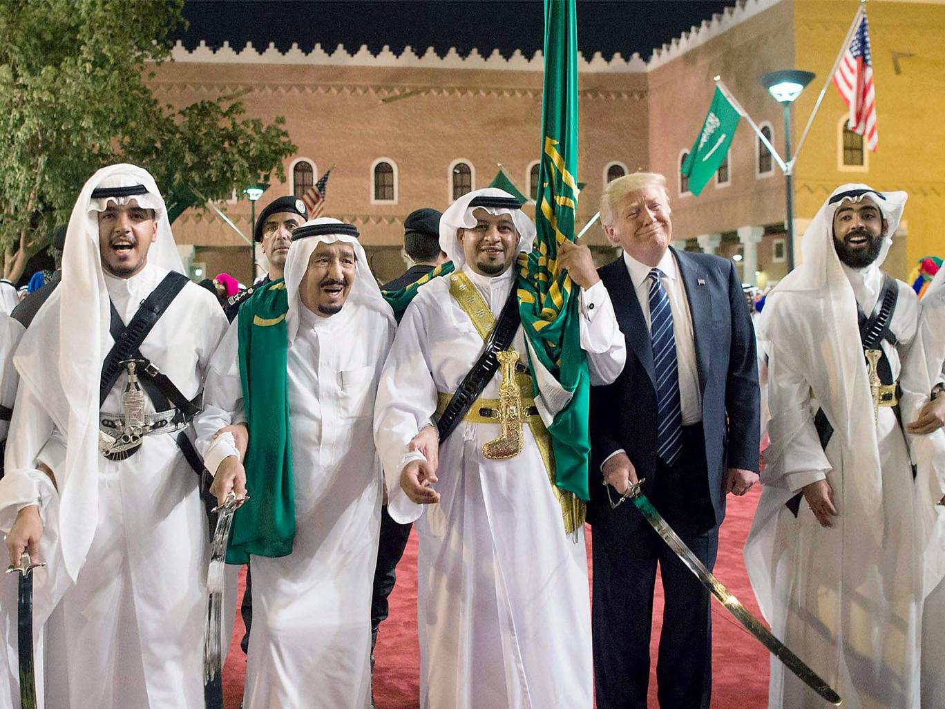 ‘InContext’ webgunetik hartutako irudian, AEBetako lehendakari Donald Trump eta Saudi Arabiako errege Salman Abdulaziz erregea (ezkerretik bigarrena) ‘Ezpata-dantza’ jokatzen Riadera amerikarrak egindako azken bidaian. Ekialde Hurbileko karta geopolitikoa