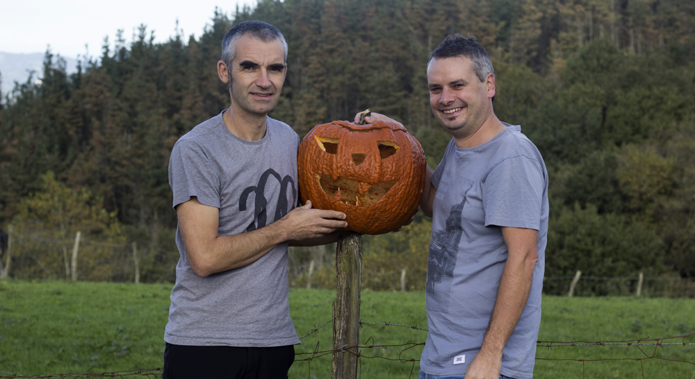 Jaime Altuna (ezkerrean) eta Josu Ozaita. “Haurrak identitate borroka baten erdian daude, festa eredu kapitalistaren eta horren aurrean antolatzen den erantzunaren artean”.