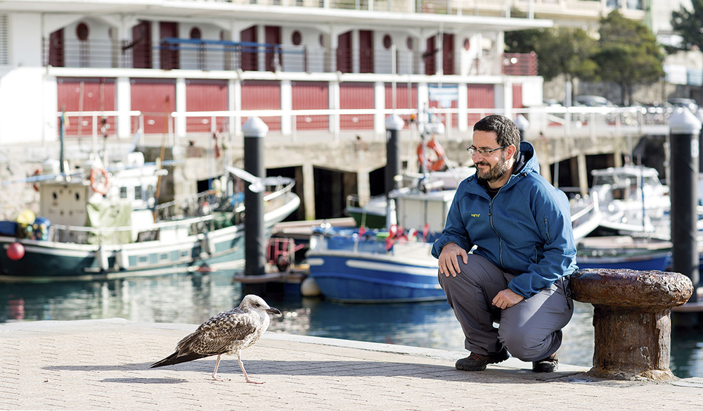 Eneko Aierbe Donostiako portuan. “Kantauriko eta Iberiar penintsulako arrain stocken egoera ez da aldatu azken urteotan: erdia era jasangarrian ustiatuta, eta beste erdia gehiegi”. (Arg.: Dani Blanco)