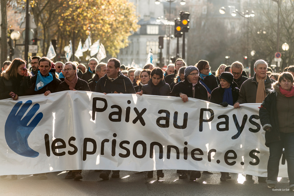 Euskal presoen eskubideen alde Parisen deitutako manifestaziora 15.000 lagun inguru joan ziren, Frantziako telebistaren arabera. Pankarta nagusia familia politiko ugaritako ordezkariek eraman zuten. (Bakearen Artisauak)