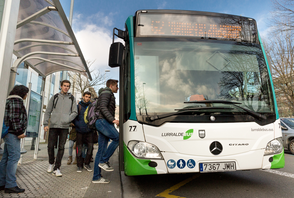 Lurraldebusen autobusetako bat Donostian, unibertsitate parean. Ikasleek ere nozituko dute zerbitzuaren birmoldaketa, Tolosan esaterako, goizeko lehen orduan fakultateetara doazen autobusen bidaia kopurua erdira jaitsiko da (argazkia: Dani Blanco)