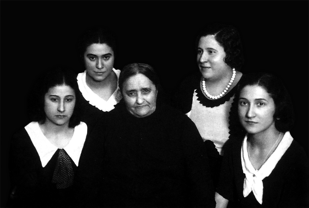 Ezker-eskuin, Maria, Concha, Pilar eta Rufina Iturralde, erdian amona  Ramona Urrestarazu dutela. Iruñeko Catachú tabernakoak, 1938an Maria, Pilar eta Rufina atxilotu egin zituzten, haien ama Bibiana Rodriguez eta aita Isidoro Iturralderekin batera; San K