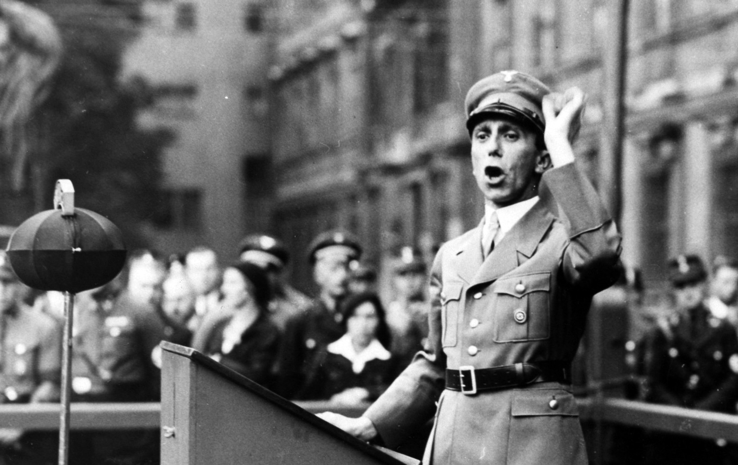 Joseph Goebbels Alemaniako informazio eta propaganda ministroak irratia erabili zuen arma gisa etxean nahiz etsaien lerroez  bestaldera.