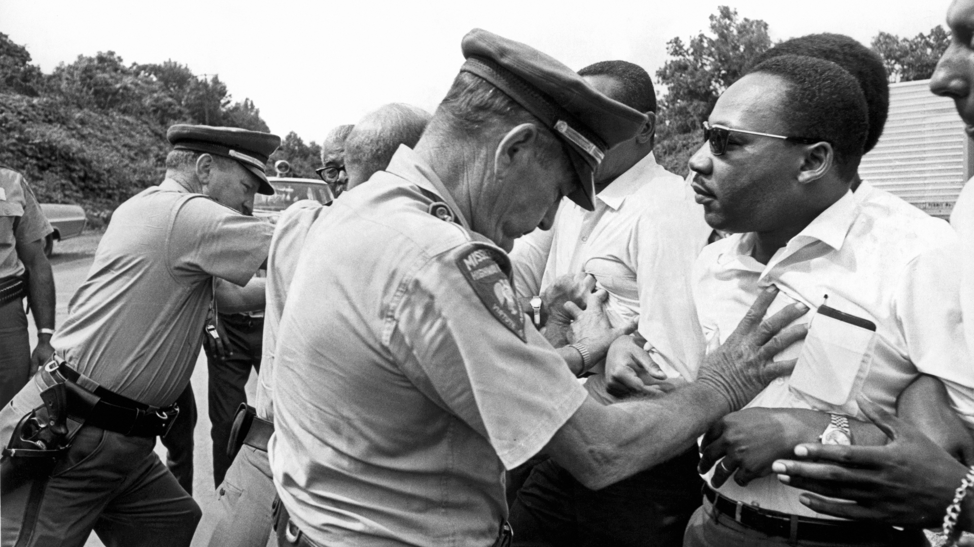 Mississippiko polizia Martin Luther Kingi bultzaka, Beldurraren Aurkako Martxan, 1966ko ekainean. (arg: Underwood Archives)