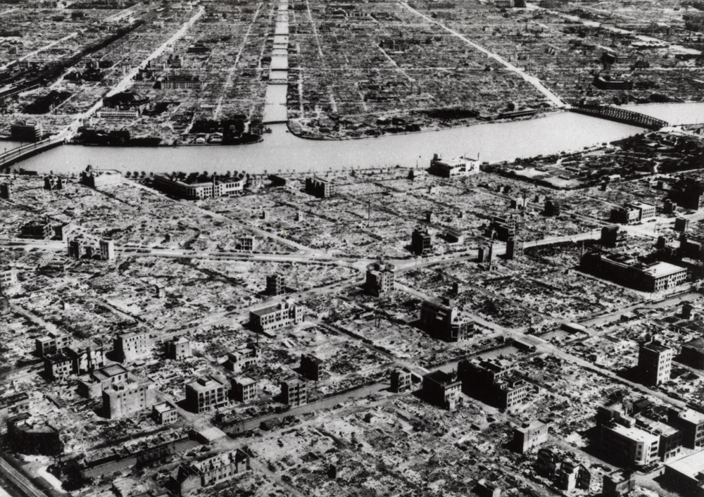 Tokio 1945eko martxoko aire erasoaren ondoren. Bonbek 41 kilometro koadro suntsitu zituzten eta 100.000 pertsonatik gora hil. Horrenbestez, historiako bonbardaketarik hilgarriena izan zen. (arg: Japan Times)