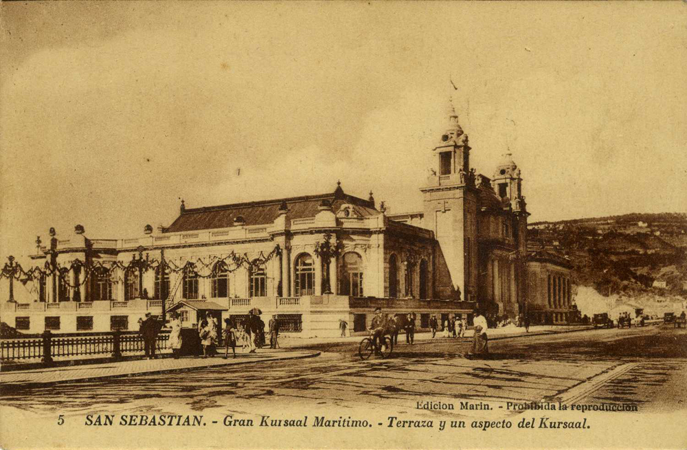 Donostiako Gran Kursaal kasinoa. 1934ko irailean Straperlo izeneko iruzurrezko bi erruleta jarri zituzten bertan. Hortik dator “estraperlo” hitza. (Arg: Paris: Marín; Levy et Neurdein Réunis)