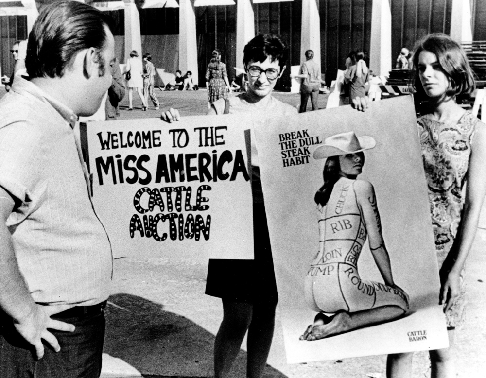 Duela 50 urte, 1968ko irailean, Miss America aukeratzeko lehiaketaren egoitzaren parean, feministek salatu zuten emakumeak ganadua bailiran tratatzen zituztela horrelako ekitaldiek. Protesta bularretakoak erretzeagatik egin zen ezagun, baina han ez zen bu